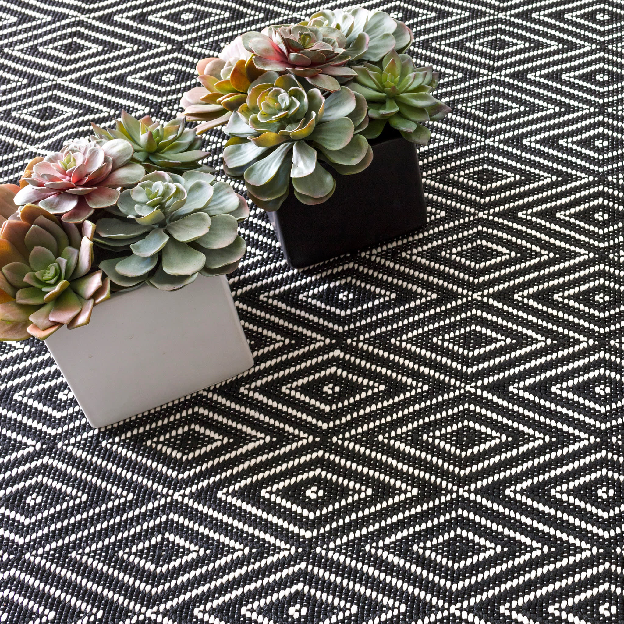 Diamond Handwoven Indoor/Outdoor Rug | Black/Ivory - Image 4