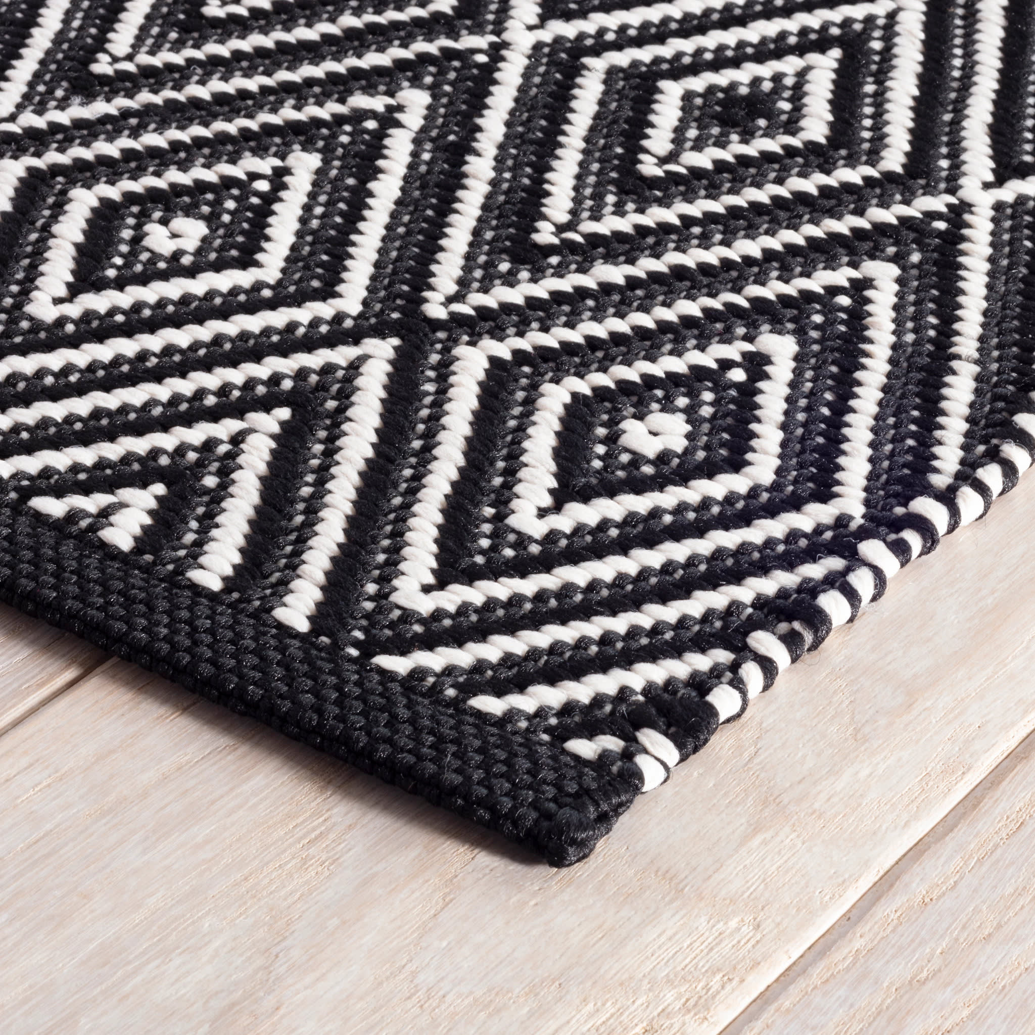 Diamond Handwoven Indoor/Outdoor Rug | Black/Ivory - Image 5