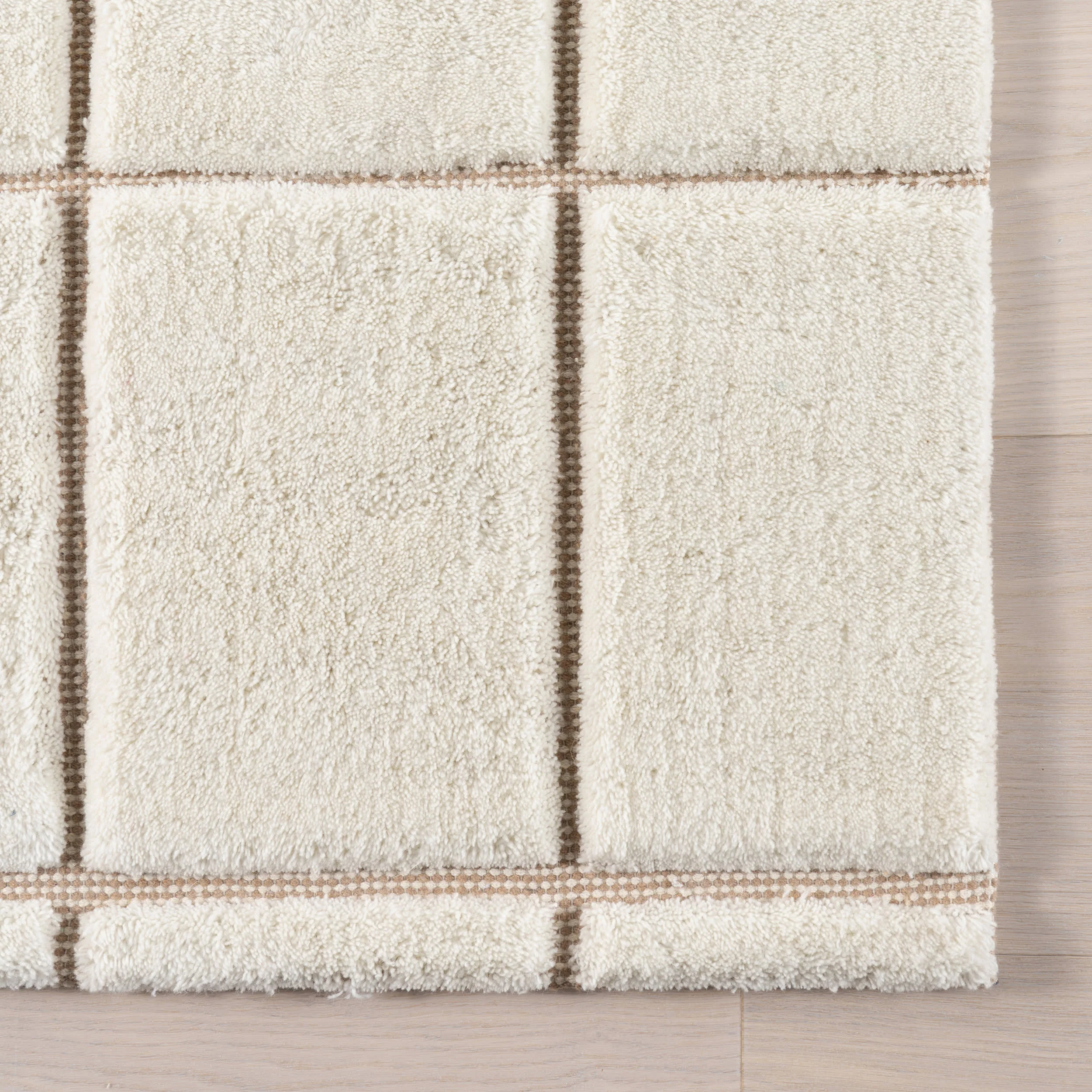 Em Checked New Zealand Wool Rug | Ivory - Image 4