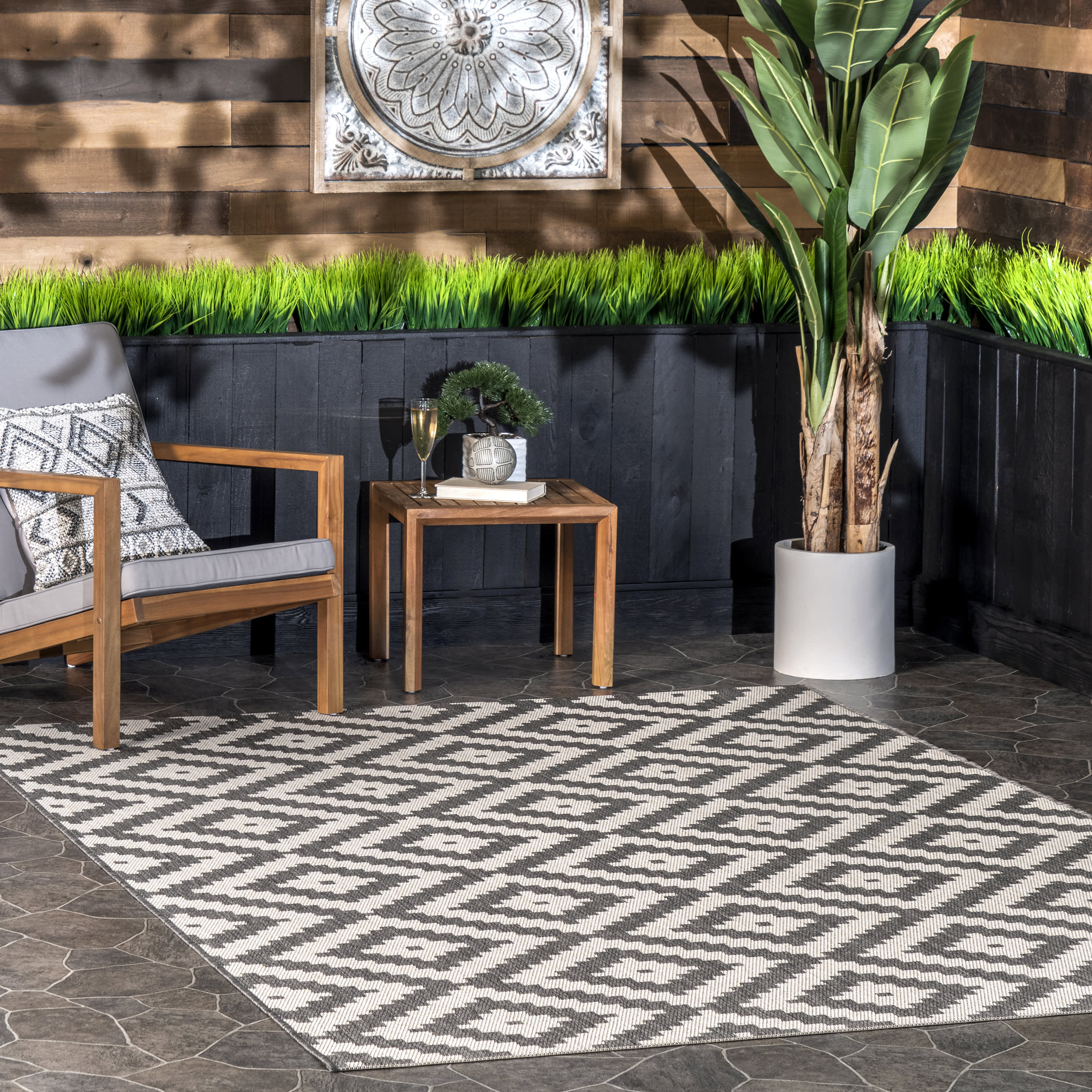 Indoor/Outdoor Diamond Trellis Rug | Grey - Image 2