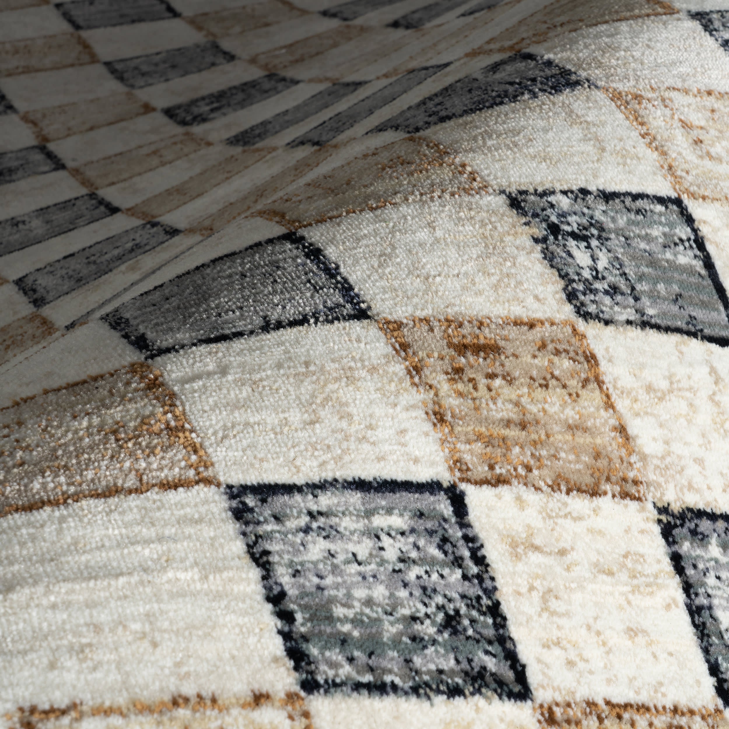 Izenna Modern Checkered Rug | Beige - Image 3