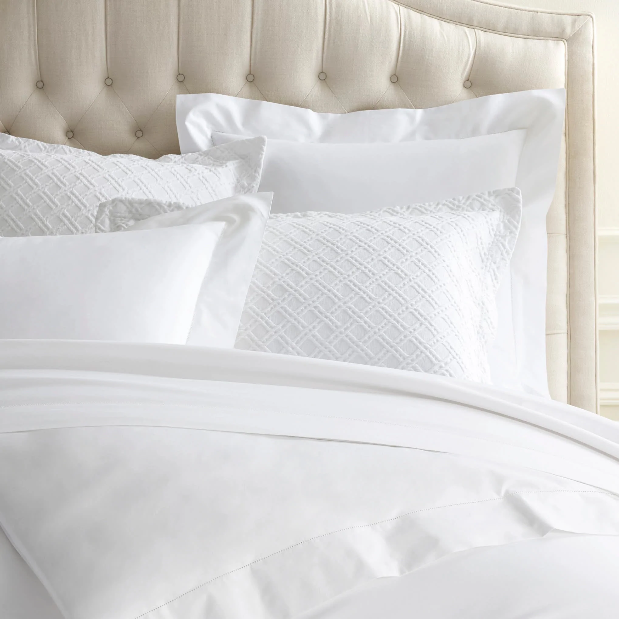 Lia Pillowsham | White