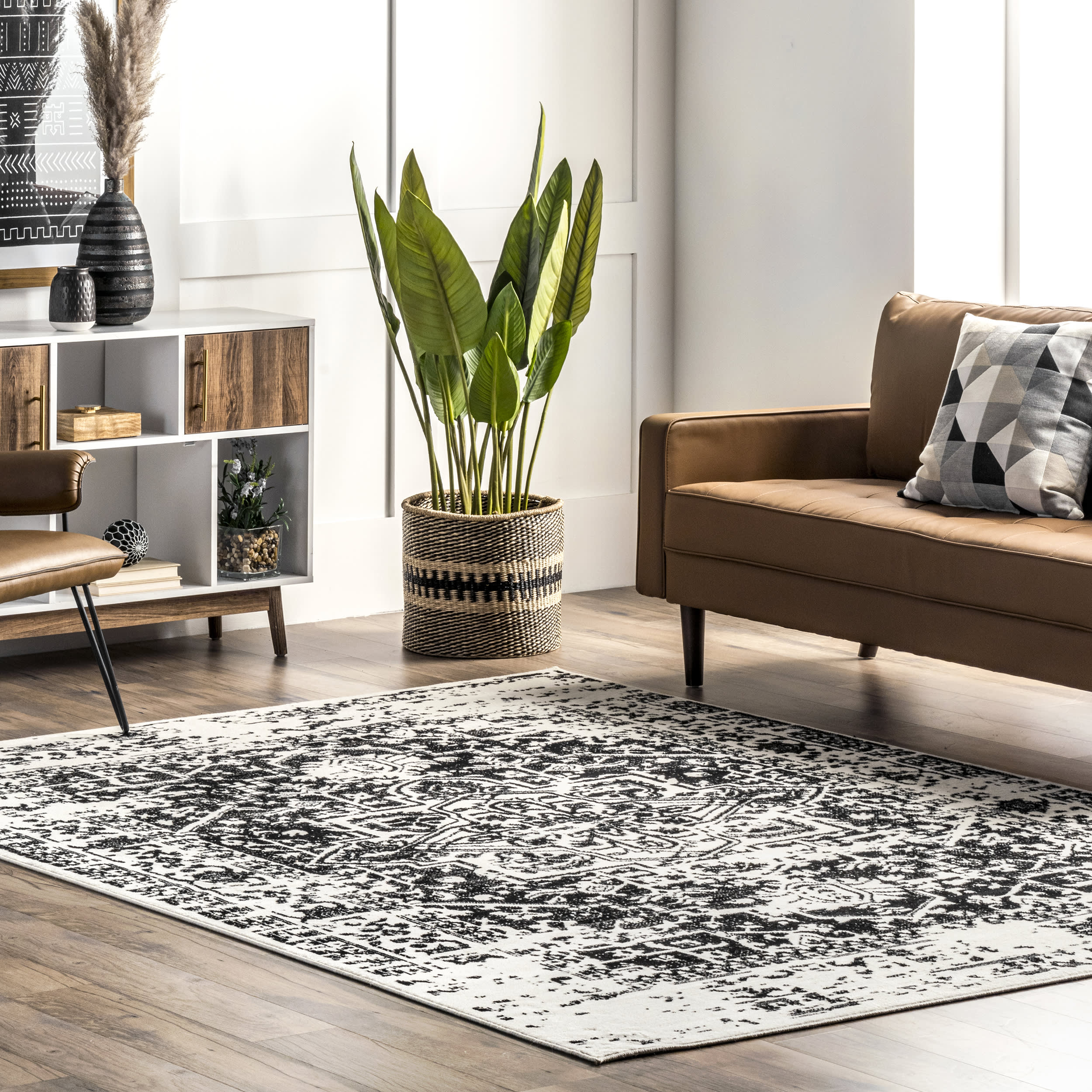 Vera Vintage Medallion Rug | Black And White - Image 2